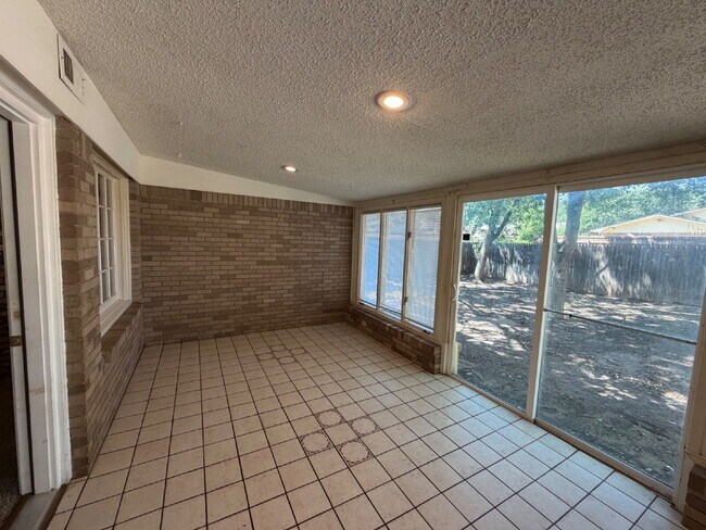 Building Photo - Spacious Home Across the Street from Leftwich Park & Next Block From The Elementary!