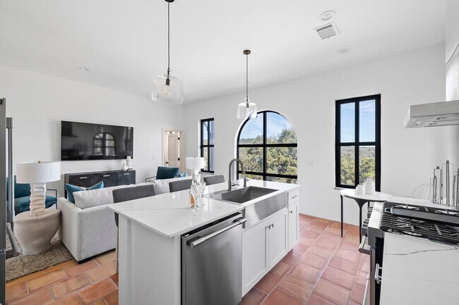 Building Photo - 2701 Bumble Bee Dr