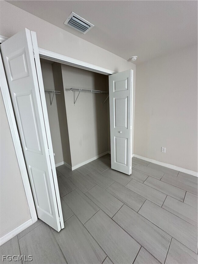 Building Photo - 604 SE 8th Terrace