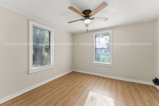 Building Photo - Newly Renovated 3 Bedroom Home With Modern Kitchen