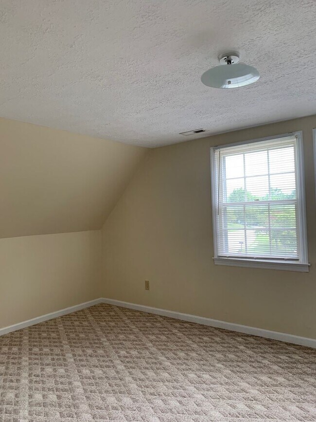 Building Photo - 4 Bedroom 2 Bath House