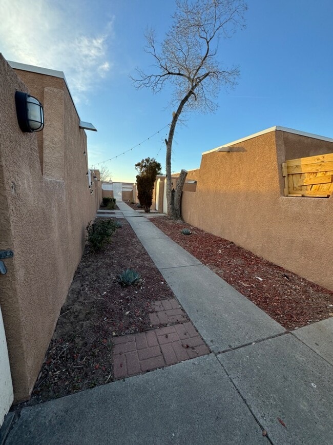 Building Photo - 920 San Pedro Dr SE