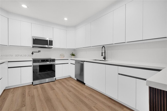 Building Photo - 4701 SW 104th Ct