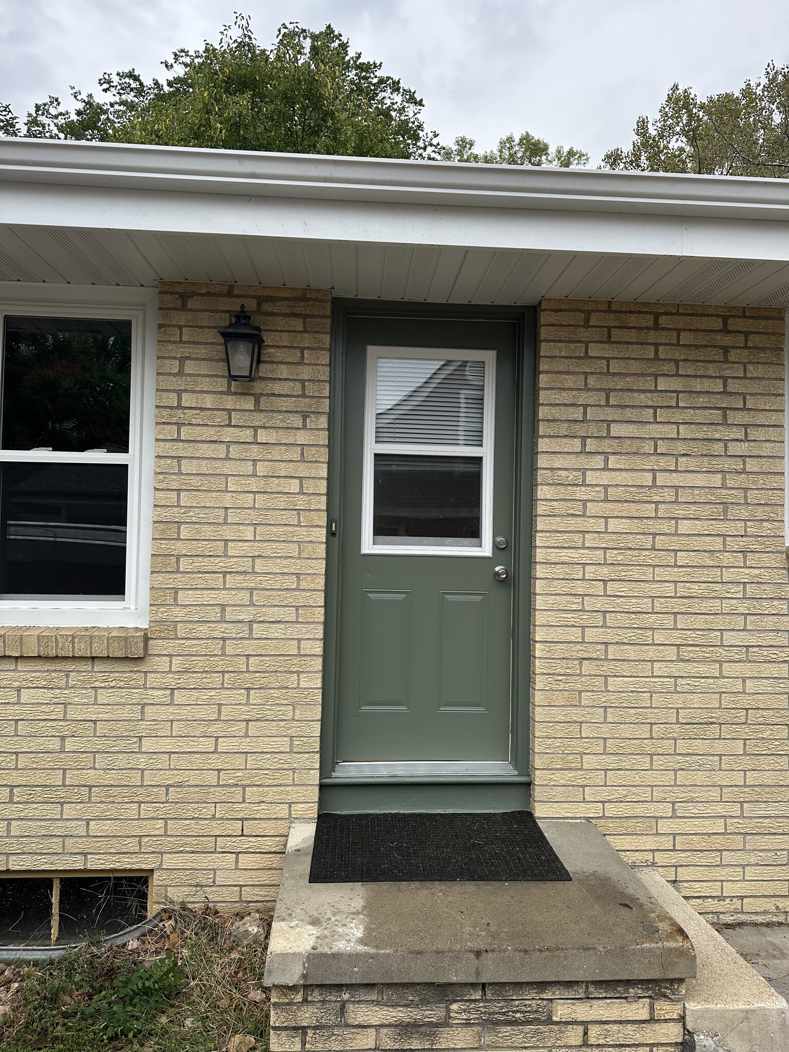 Side Entry - 6036 Urbandale Ave
