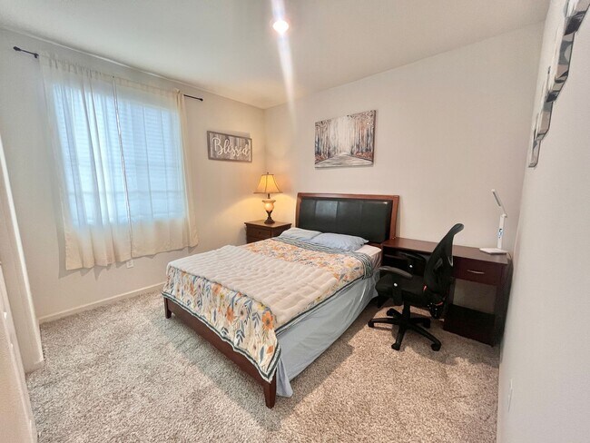 Building Photo - Stunning 5-bedroom, 3-bathroom residence with Solar!