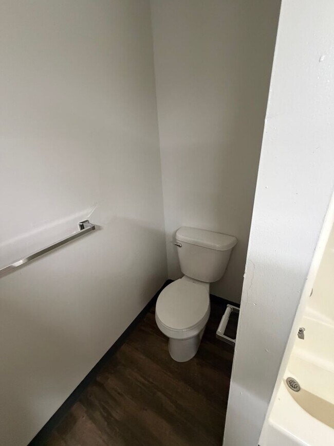 Building Photo - The Mooring, 3 bedroom, 1 bathroom - 2nd floor apartment