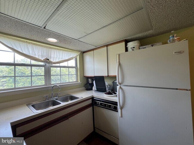 Building Photo - 12100 Greenway Ct