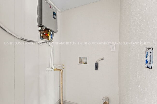 Building Photo - Newly Renovated 3 Bedroom Home with Screened Porch