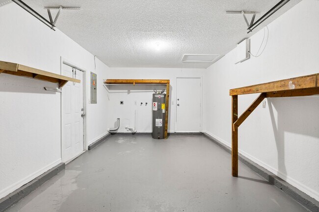 Building Photo - Cute 3/2 home with garage