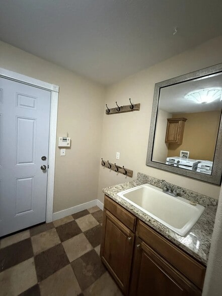 Building Photo - 1390 Stoneridge Dr