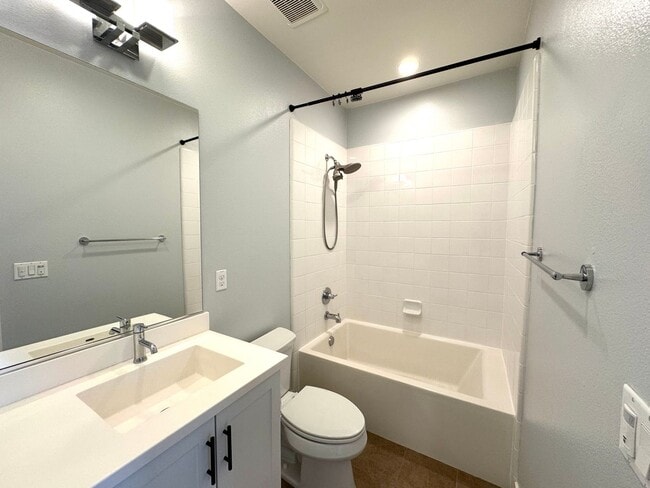 Building Photo - Beautiful 4Bd/3Ba Spacious Home in Costa M...