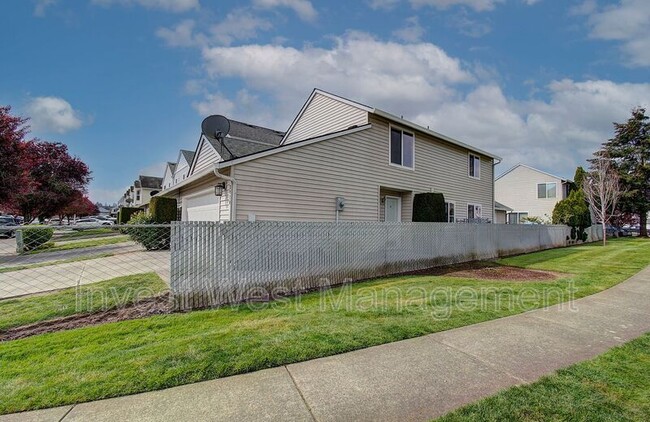 Building Photo - 3020 NE 116th Ave