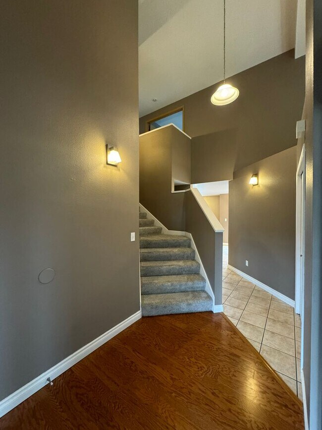 Building Photo - 4Bd/2.5Ba Maple Valley House