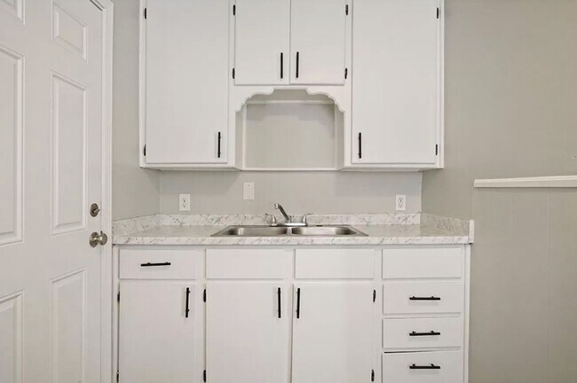 Building Photo - Cozy 3BD/1BTH Home Conveniently Located near I-240 & I-44