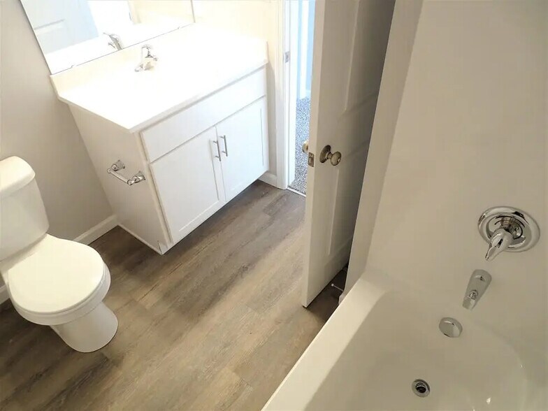 Building Photo - 10 Cobblestone Ct