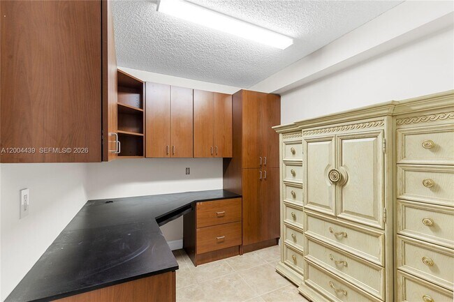 Building Photo - 1524 Whitehall Dr