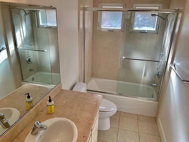 Building Photo - Beautiful 2 Level Home !!