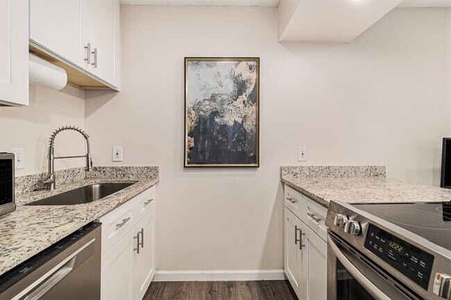 Building Photo - 1 Bed / 1 Bath Condo for Rent in Central Boulder $1,545/mo