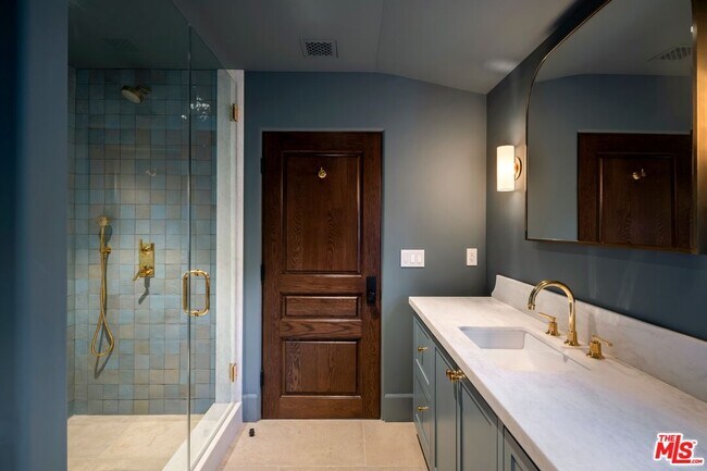 Building Photo - 624 N Arden Dr