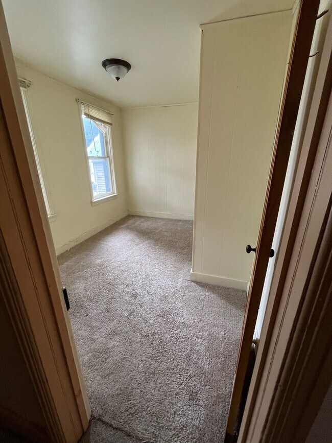 Building Photo - Spacious 4-5 Bedroom, 1.5 Bathroom 2-Story...
