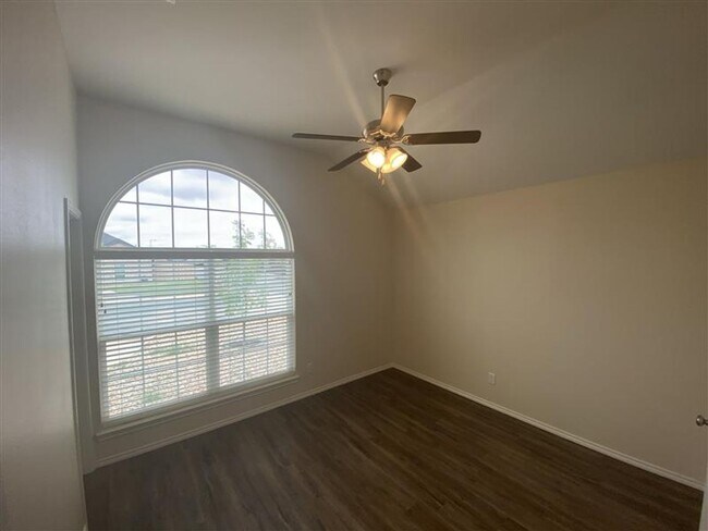 Building Photo - 5002 Scarlet Oak Dr