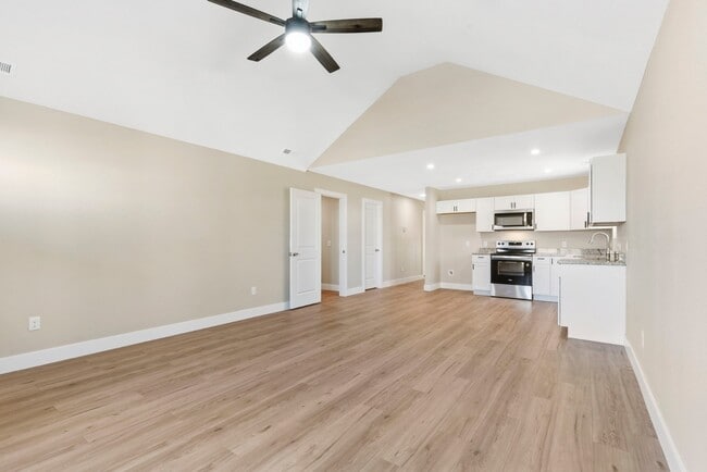 Building Photo - 1342 E Blaine St