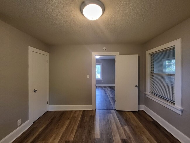 Building Photo - 2 Bedroom, 1 Bathroom home!