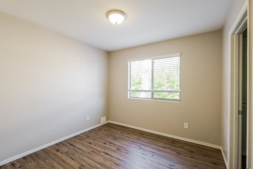 Building Photo - 10898 W Alvarado Rd