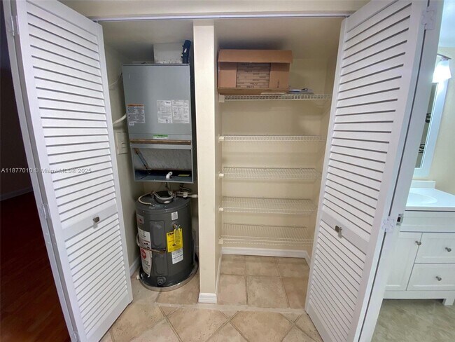 Building Photo - 8881 Fontainebleau Blvd