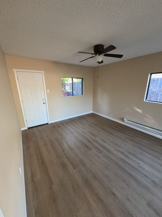 Building Photo - Beautifully Updated 3 Bedroom 2 Bath Home ...