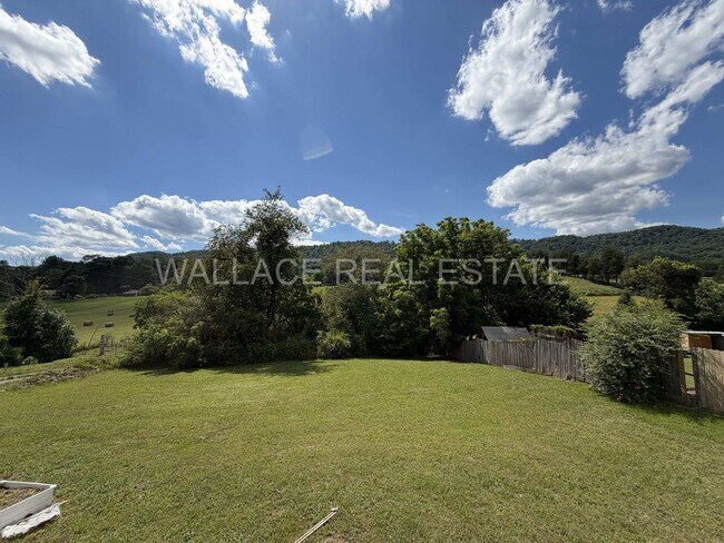 Building Photo - ALL ONE LEVEL IN CLINTON! 3 BDRM, 2 BATH WITH 2 CAR GARAGE!!