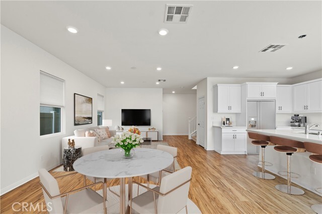 Building Photo - 880 Julie Pl