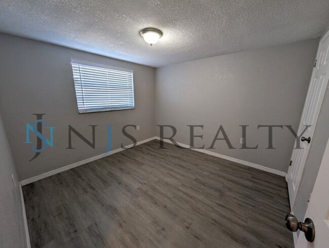 Building Photo - 3/1/1, 1136 Sq. Ft., updated kitchen & bath, fenced in yard, WINE fridge!!