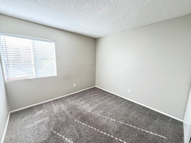 Building Photo - Beautiful 3B 2BA Condo in Eastlake w/ AC a...