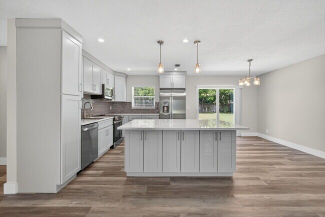Building Photo - 316 La Mancha Ave