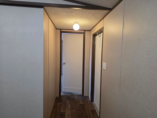 Building Photo - Cute, Clean & Affordable 3 Bed / 2 Bath Home in Central Bullhead City!