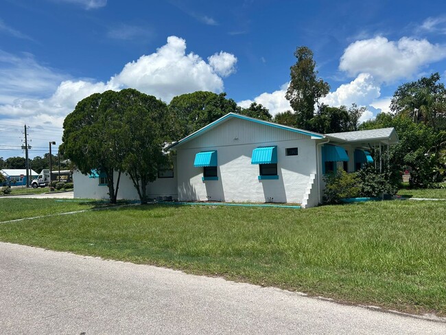 Building Photo - 2 Bedroom 1 Bath Gulfport Large 2 Car Garage