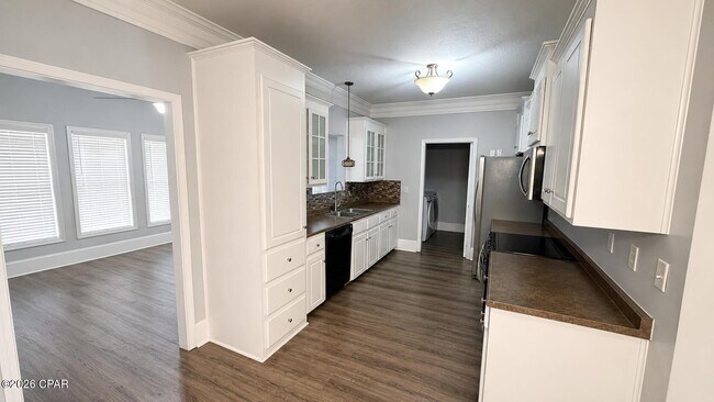 Building Photo - 9010 Polly Ave