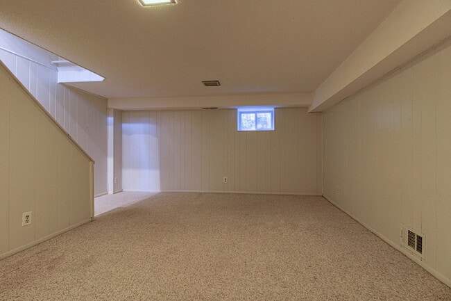 Building Photo - Discover Exceptional Townhouse Living!