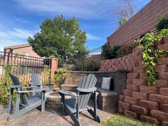 Building Photo - Very Spacious 6 bedroom home with amazing ...