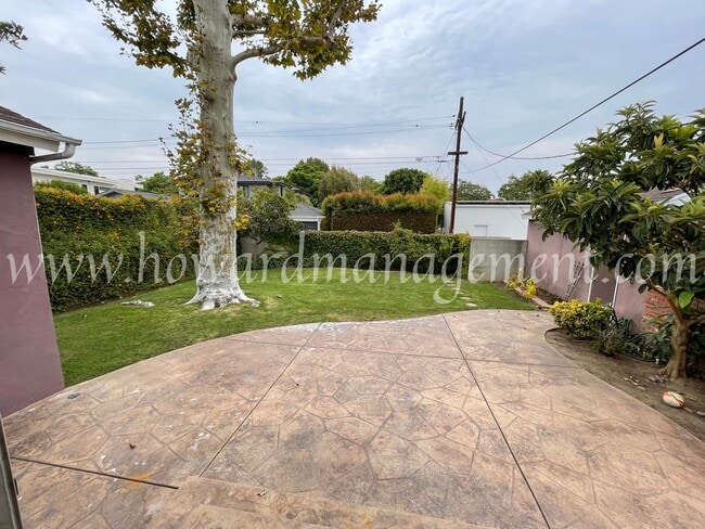 Building Photo - Beautiful Home On Corner Lot With Large Ba...