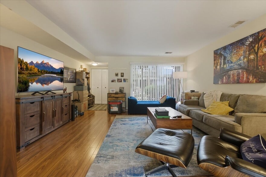 Building Photo - 1631 W Belle Plaine Ave