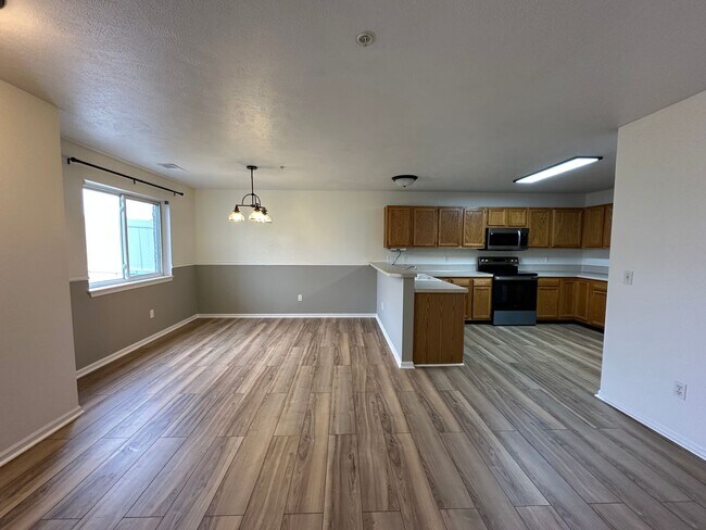 Building Photo - Caledonia Condo! Two Bedroom - Two Full Ba...