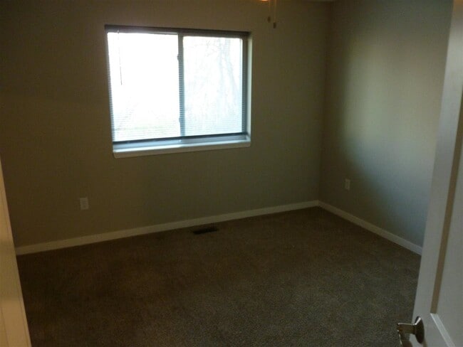 Building Photo - 1330 N Dodge St Ct