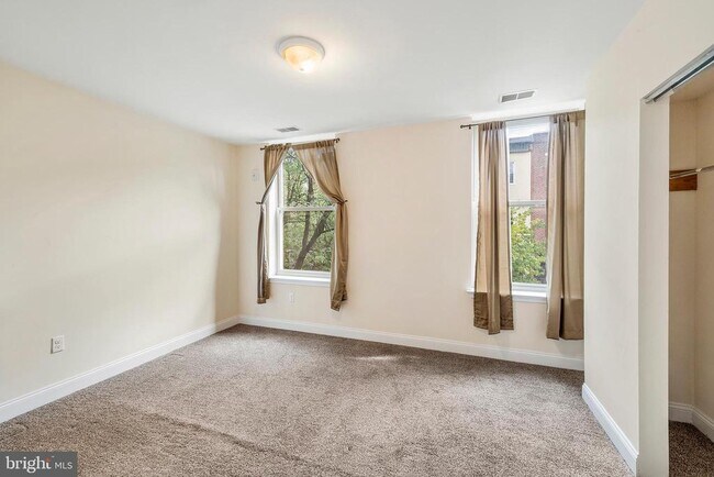 Building Photo - 1933 Christian St