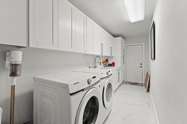 Building Photo - 5136 Beechwood Rd