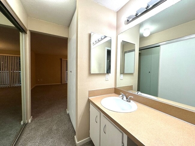 Building Photo - 2Bd/1.75Ba Kirkland Condo