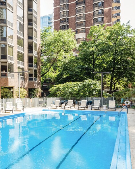 Building Photo - 1064 N Dearborn St