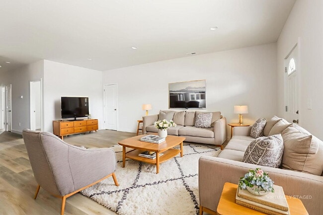 Building Photo - "Charming 3-Bed, 2-Bath Duplex on Broad Ripple Ave – Spacious 1250 Sq. Ft. Living in Vibrant Indi...