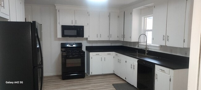 Building Photo - Comfortable 3 Bedroom | 2 Bathroom Home for Rent